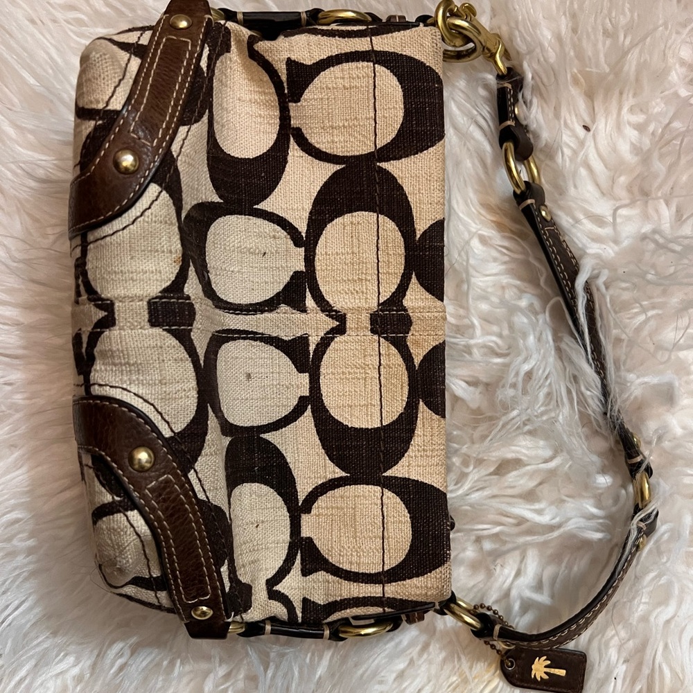 Cute vintage coach bag!! Perfect for the summer!